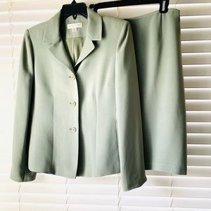 Casual Corner VTG Sage Green 2 Piece Skirt Suit 
Size 6,8